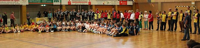 Die versammelten Mannschaften Foto: nnz