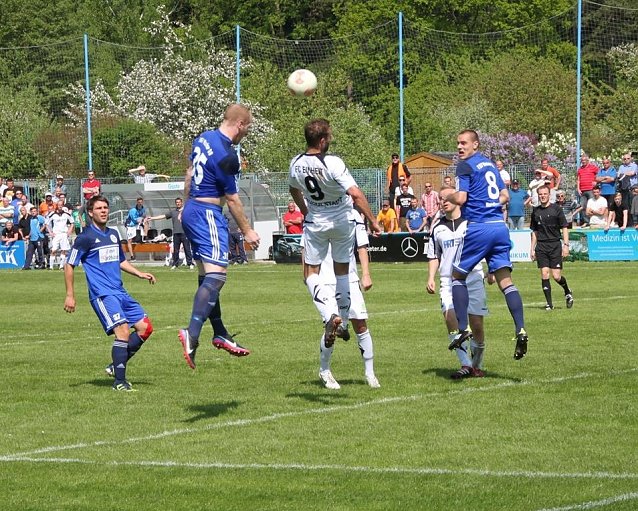 Bild: 1:0 gegen Rudolstadt, Benjamin Halstenberg im Kopfball-Duell