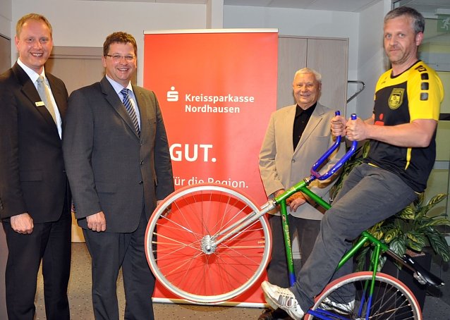 Bild: Radball-Rad &uuml;bergeben