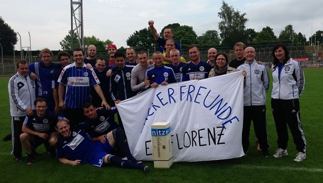 Bild: Die Mannschaft, Trainer, Betreuer und die "Wackerfreunde Elbflorenz"