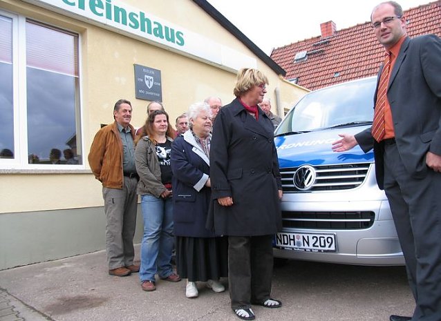 Bild: Blaues Auto vorgestellt