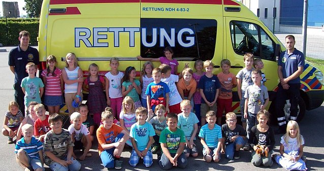 Bild: Retter in der Grundschule