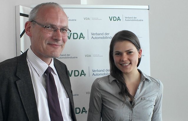 Bild: Absolventin Beatrice L&uuml;ders und ihr Betreuer beim VDA, Alexander Fritz