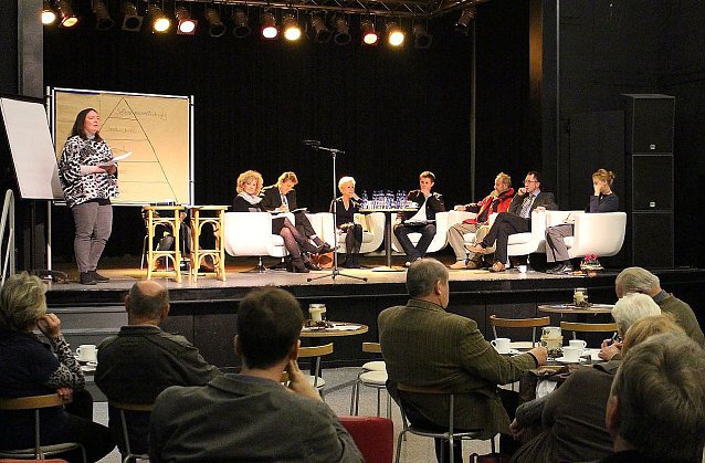 Bild: Diskussion im Jugendclubhaus