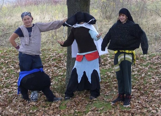 Bild: Performance mit Altkleidern