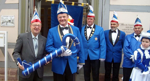 Bild: Traditionelle Schl&uuml;ssel&uuml;bergabe