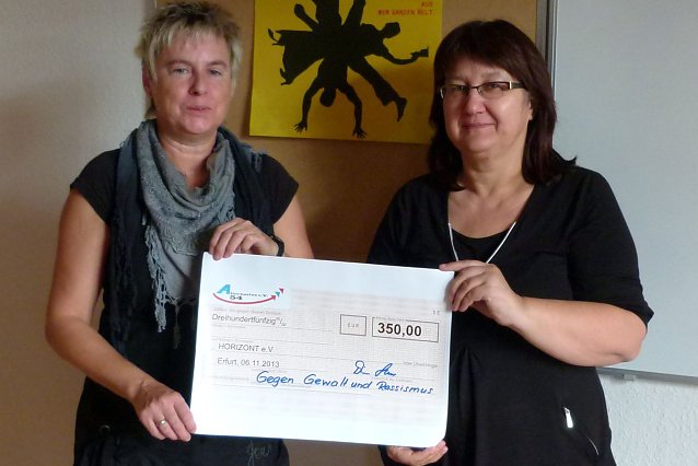 Scheck &uuml;berreicht Foto: LINKE