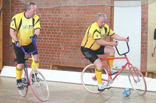 Bild: Mit dem Rad am Ball