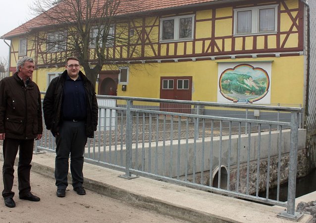 Bild: Br&uuml;cke &uuml;bergeben