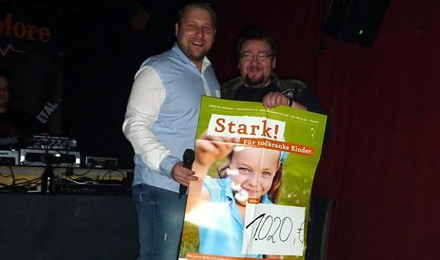 Bild: Spende &uuml;bergeben