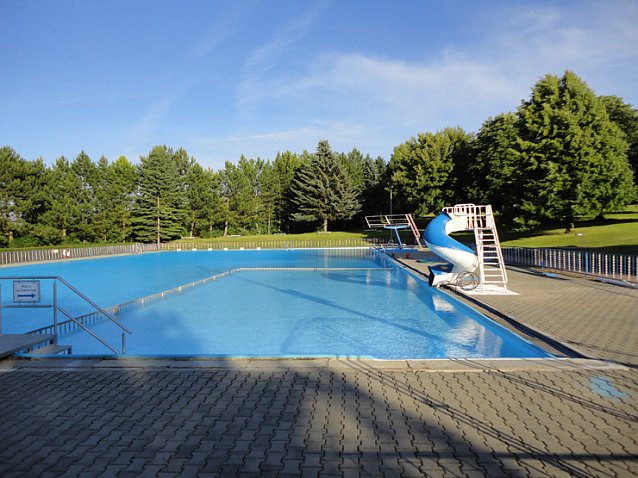 Bild: Freibad Gro&szlig;furra in neuem Glanz