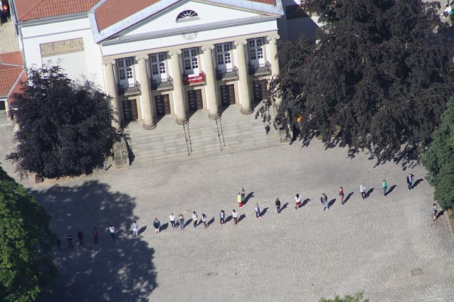 Bild: Menschen-B&uuml;cher-Kette
