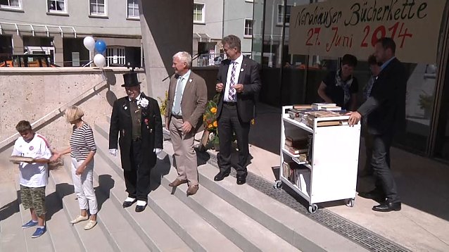 Bild: Am Ende des Weges warteten Professor Zwanziger, Schulleiter K&ouml;the, Oberb&uuml;rgermeister Zeh und Bibliotheksleiterin Seidel