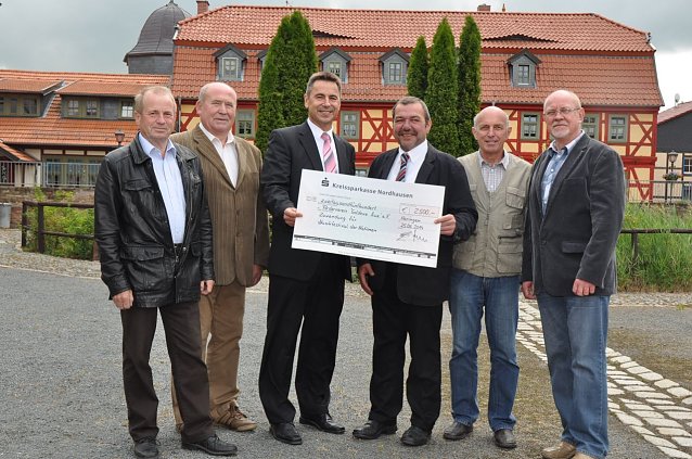 Bild: Im Foto v.l.n.r. Harald Karnstedt, ehrenamtlicher Gesch&auml;ftsf&uuml;hrer des F&ouml;rdervereins, Hans-Joachim Arendt, Vorsitzender des Festausschusses in Heringen, Wolfgang Asche, Vorstandsvorsitzender der Kreiss