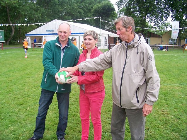 Bild: Beim S&uuml;dharz-Cup (Feldhandball-Turnier) in Nohra, wo Lydia Jakubisova den Ehrenanwurf ausf&uuml;hren durfte.