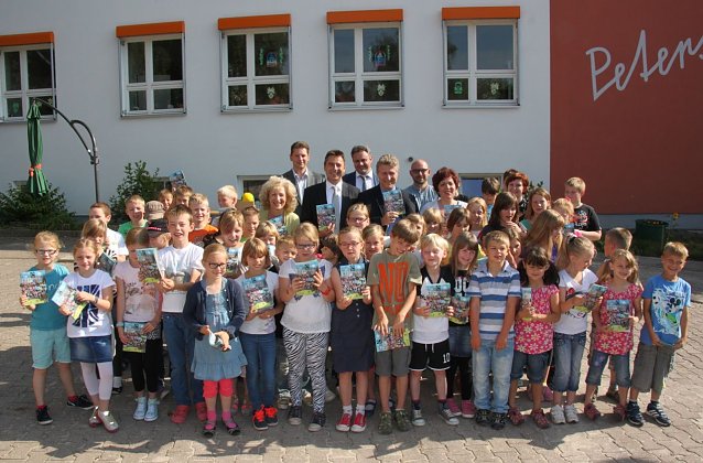 Bild: Landr&auml;tin Keller und OB Zeh &uuml;bergaben die ersten Fairen Hausaufgabenhefte