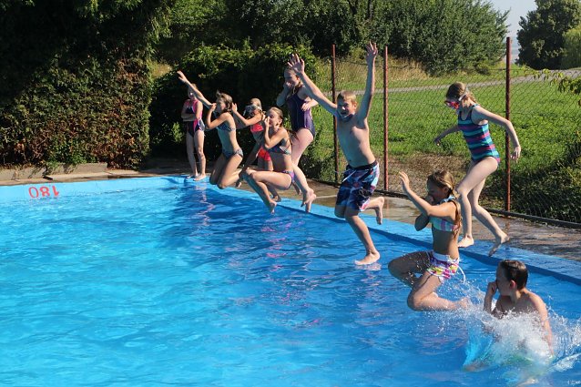 Bild: Erste Belohnung f&uuml;r die M&uuml;hen - ein Besuch im Freibad