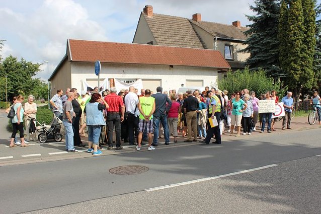 Bild: Demo &uuml;ber Bundesstra&szlig;e 4 in Greu&szlig;en gezogen