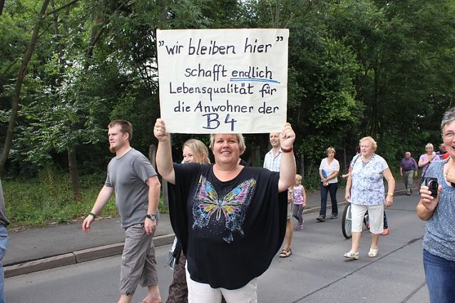 Bild: Demo &uuml;ber Bundesstra&szlig;e 4 in Greu&szlig;en gezogen