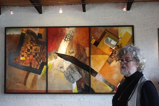 Bild: Auch Klaus-Dieter Kerwitz&acute; Tryptichon Sequenzen einer Stadt (im Bild mit dem K&uuml;nstler) wird seinen  Platz im neuen B&uuml;rgerhaus haben. Das &Ouml;lgem&auml;lde ist im Jahr 1984 als Auftragswerk f&uuml;r das Theater e