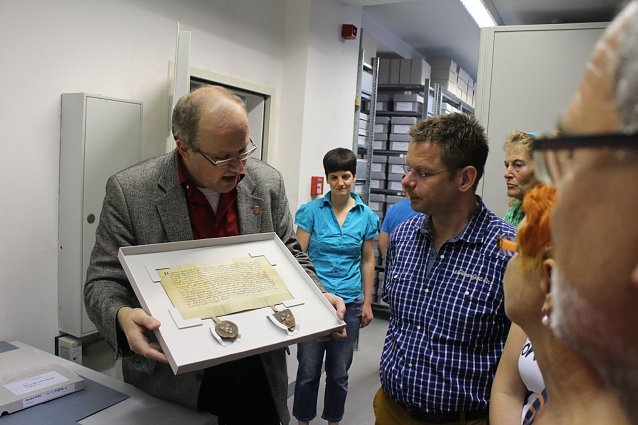 Bild: Archivleiter Dr. Wolfram Theilemann zeigt die Sch&auml;tze des Stadtarchivs