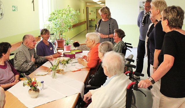 Bild: Besuch im Pflegeheim