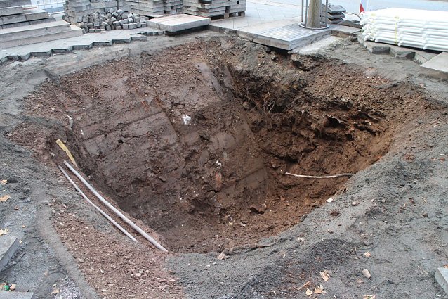 Bild: Die Grube ist inzwischen 3 bsi 3,5 Meter tief