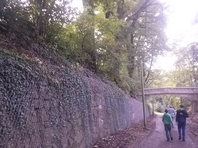 Bild: Die Mauer an der Auffahrt zum Park konnte gesichert werden, die "Verlobungsbr&uuml;cke" wird kostenlos restauriert