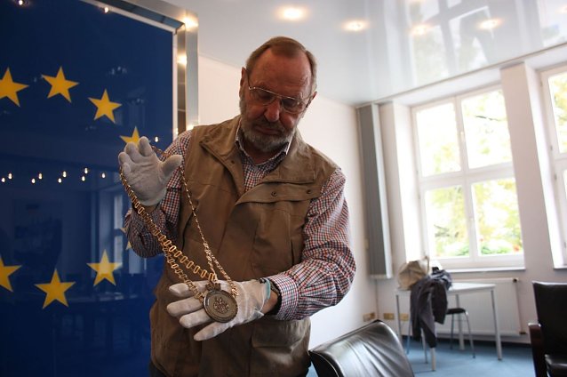 Bild: Der fr&uuml;here Nordh&auml;user B&uuml;rgermeister Dr. Manfred Schr&ouml;ter im Juli mit der gerade im Rathaus eingetroffenen Amtskette