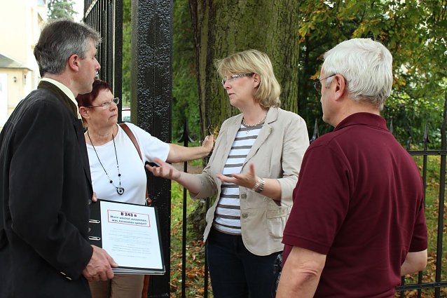Bild: Staatssekret&auml;rin Inge Klaan im Gespr&auml;ch mit der B&uuml;rgerinitiative