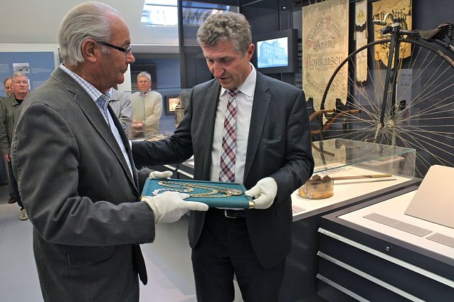Bild: Herr Sourell &uuml;bergibt die Kette an die Stadt
