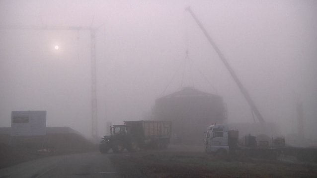 Bild: Fermenter Nummer eins erhielt in den Morgenstunden sein Dach
