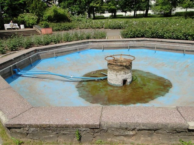 Bild: Der alte Brunnen ist schon lange trocken