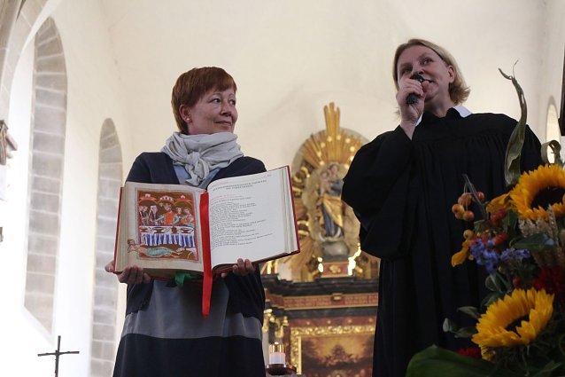 Bild: Frau Klodt und Pfarrerin von Biela zeigten die Gemeinsamkeiten der Konfessionen