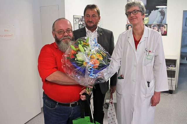 Bild: Herzlich begr&uuml;&szlig;t und beschenkt: v.L. Karl-Heinz Thielemann, Ronald Zocher, Frau Dr. Westphal