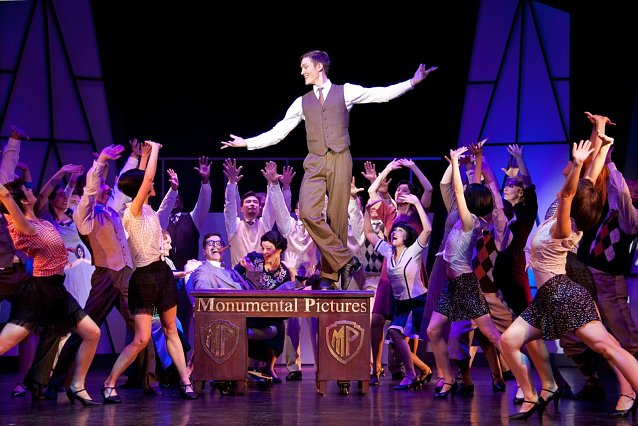Bild: Andreas Langsch (Cosmo Brown), Ensemble   