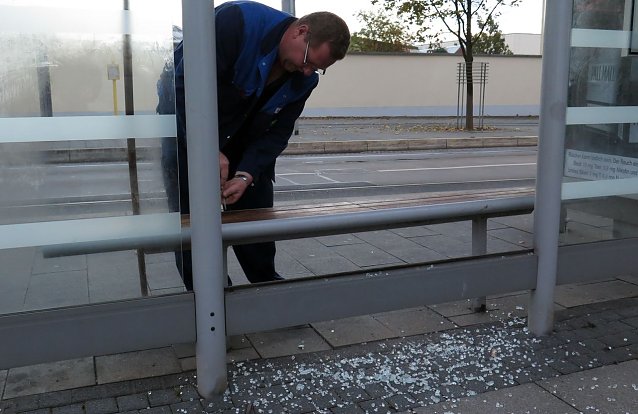 Bild: Glassplitter m&uuml;ssen entfernt werden