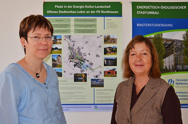 Bild: Dipl.-Geografin Ariane Ruff und Prof. Dr. Dagmar Everding pr&auml;sentieren das Projektplakat