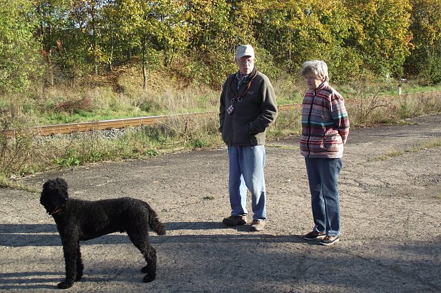 Bild: Klaus Wichmann ist ein vorbildlicher Hundehalter. Mit seinem K&ouml;nigspudel, angemeldet und mit einem Chip versehen, unternimmt er t&auml;glich Spazierg&auml;nge