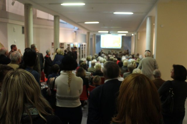 Bild: 140 Besucher dr&auml;ngten sich im Sonderausstellungsraum der Flohburg, der neuen Heimat der Himmelgartenbibliothek