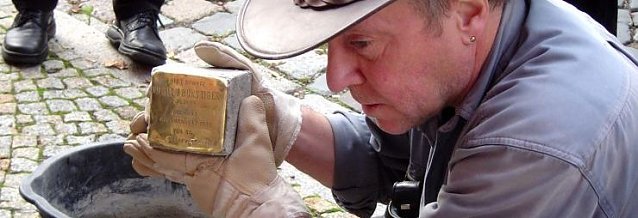Bild: Demnig bei Setzen eines Stolpersteins an der Uferstra&szlig;e im Jahr 2010.