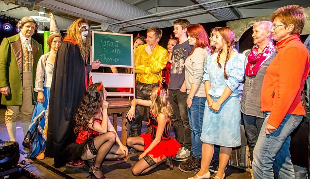 Bild: <i>Unterricht vom Meister h&ouml;chstpers&ouml;nlich: Mephisto erteilte u. a. den Sch&uuml;lern von der Sekundarschule Thale/Nord und ihren Lehrerinnen Frau Werner sowie Frau  Ahlers (v. r. n. l.) erste praktisc