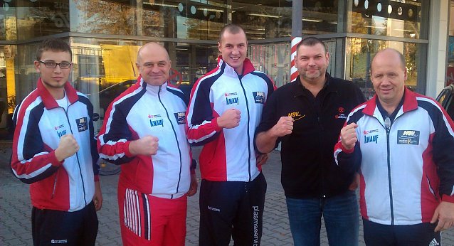 Bild: In der Mitte der russische Neuzugang Vladimir Ivanov gemeinsam mit seinen Trainern, Mannschaftsleiter Michael D&ouml;ring und Trainer Andreas Dietrich-Scherfling. 