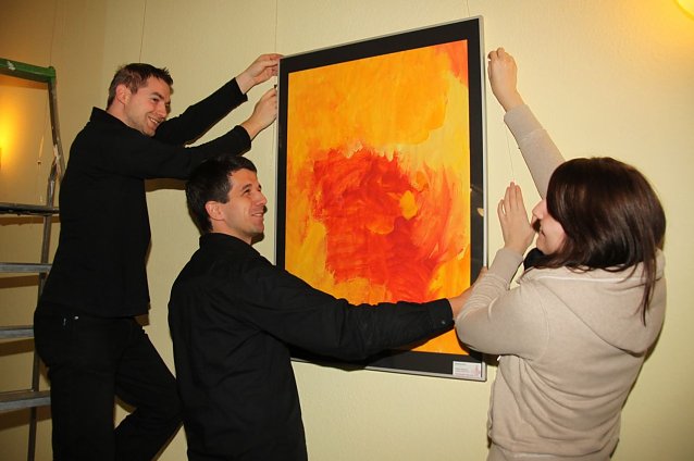 Bild: Rainer Kiel, Torsten Rieschel und Lisa Lindner von der Lebenshilfe beim Ausstellungsaufbau
