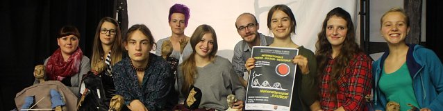 Bild: Jugendliche aus Ostrow und der Pro Vita Akademie basteln seit Tagen an ihren Puppen