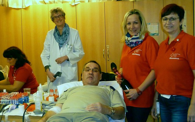 Bild: Spendete zum 100. Mal: G&uuml;nther Metz