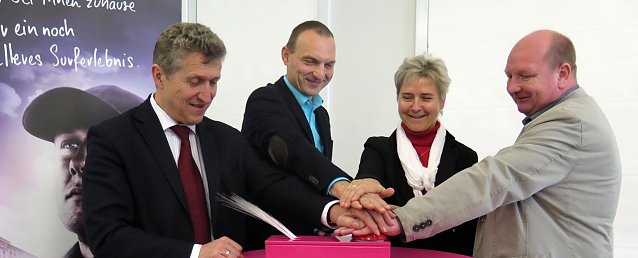 Bild: Auf den Knopf in Nordhausen gedr&uuml;ckt. Von links: Dr. Klaus Zeh, Martin Juckeland, Beatrice Strangalies und Robby Regitz von der Telekom.