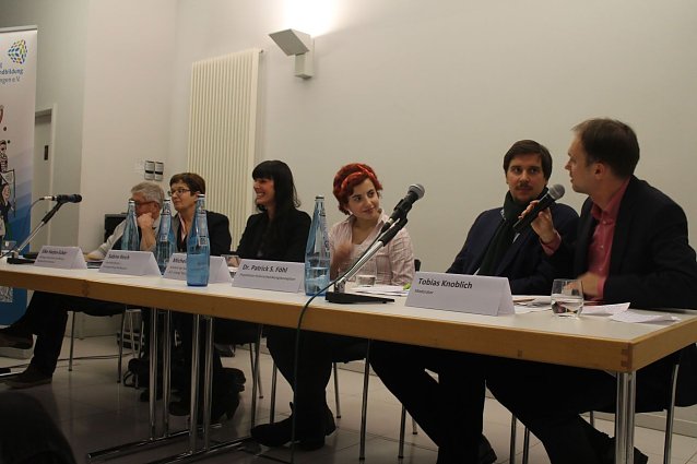 Bild: Im Podium diskutierten v.l.n.r.: Reiner Ende, Elke Harjes-Ecker, Sabine Reich, Michelle Puls und Dr. Patrick S. F&ouml;hl. Moderiert wurde die Diskussion von Tobias Knoblich 