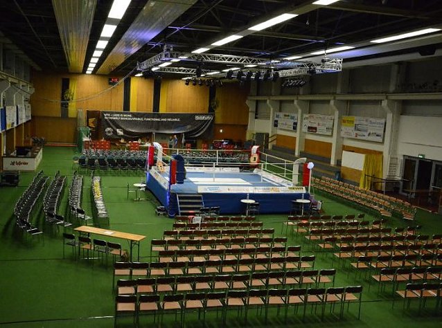 Bild: Noch ist die Ballspielhalle leer...