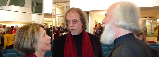 Bild: Rennebachs (Mitte) Stunde in der Galerie der Kreissparkasse, Rechts: Walter Martin Rehahn